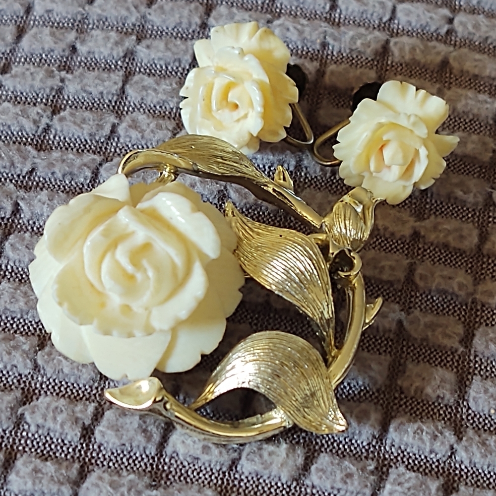 White ROSE Lisner Vintage Signed Demi Parure Gold Earrings Broach Pin - Picture 8 of 13